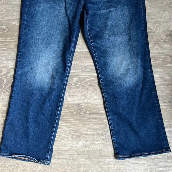 NEW Good American Good Legs Straight Jeans - Picture 3 of 12